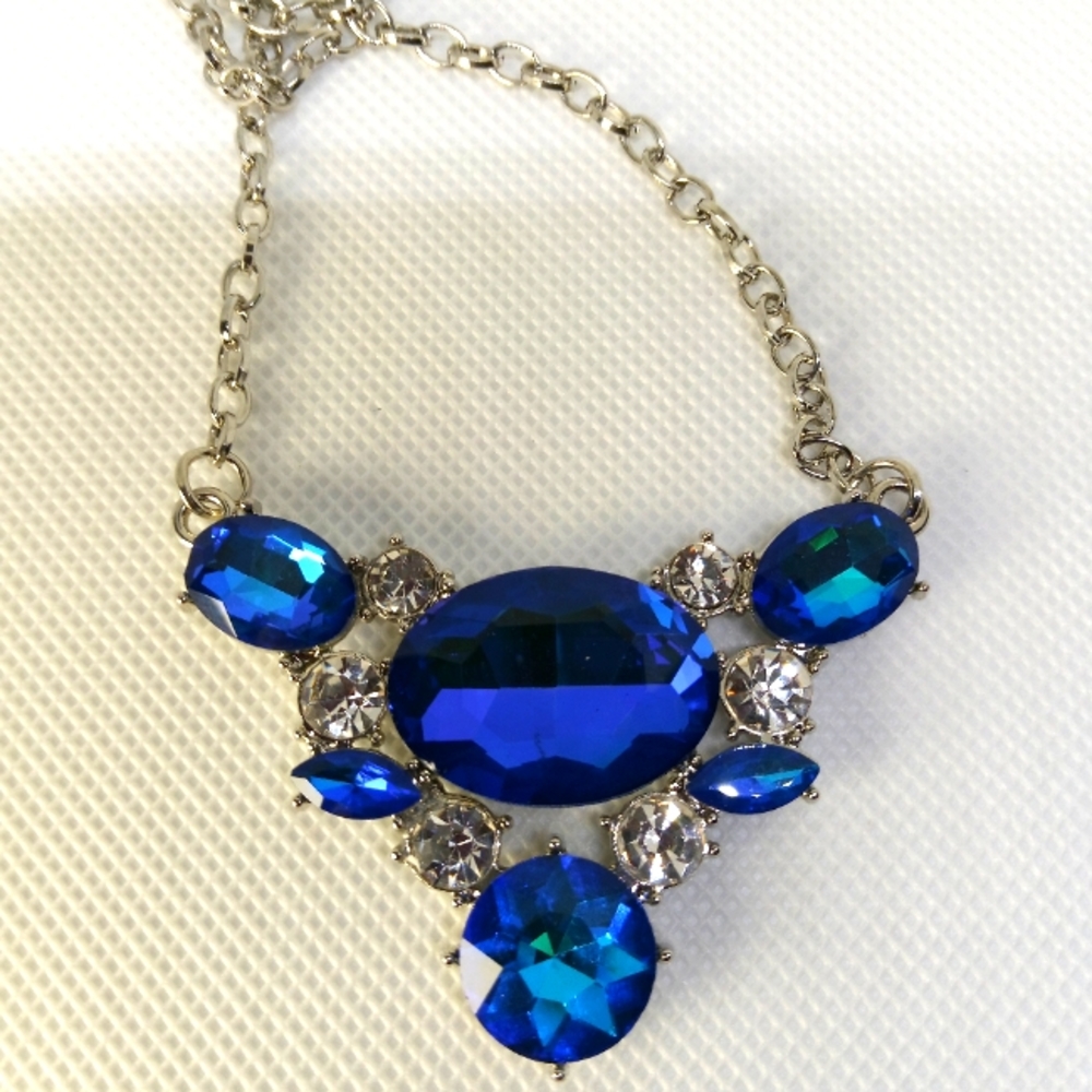 Nwot Beautiful 18 inch fashion jewelry statement piece necklace